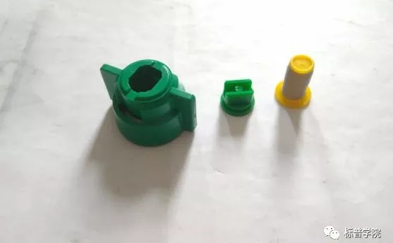 植保無人機保養(yǎng)常識插圖1 保養(yǎng)藥液直接接觸的噴灑系統(tǒng)