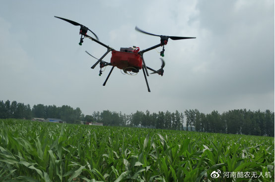 現(xiàn)代農(nóng)業(yè)用無(wú)人機(jī)提升耕作效率插圖1 現(xiàn)代農(nóng)業(yè)使用的無(wú)人機(jī)