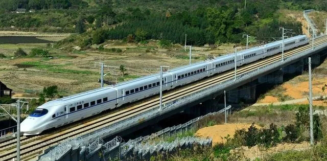 大疆無人機(jī)在鐵路公安工作中的應(yīng)用插圖2 飛行巡查高鐵線路