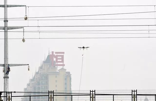大疆無人機(jī)在鐵路公安工作中的應(yīng)用插圖3 無人機(jī)搭載可見光視頻和熱成像觀測鐵路巡查