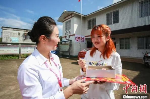 四川一高校用無人機(jī)派送錄取通知書插圖2 用無人機(jī)派送通知書
