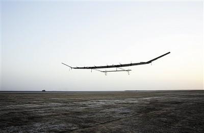 中國(guó)彩虹T4無(wú)人機(jī)可在2萬(wàn)米高空助東風(fēng)21D打擊航母插圖 “彩虹-T4”型太陽(yáng)能無(wú)人機(jī)試飛時(shí)的照片