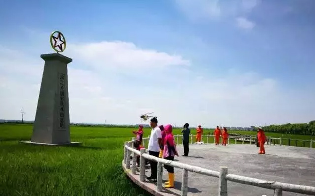 樺川縣植保無人機(jī)為水稻保駕護(hù)航插圖2 水稻稻瘟病的統(tǒng)防統(tǒng)治是應(yīng)用的無人機(jī)進(jìn)行航化技術(shù)