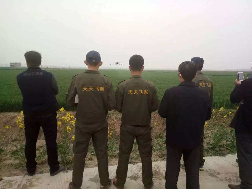 高校紛紛開設(shè)無人機相關(guān)專業(yè)插圖1 無人機產(chǎn)業(yè)化的發(fā)展推動了各種相關(guān)崗位的誕生。