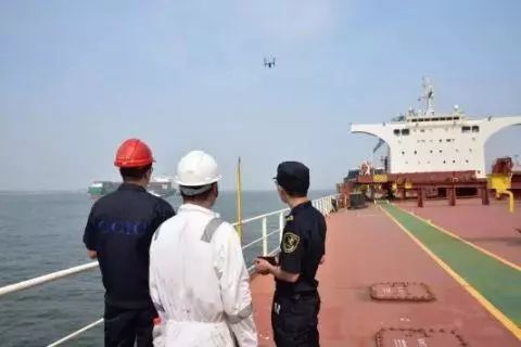 天津海關(guān)首次使用無人機(jī)“曹沖稱象”開展水尺計重插圖 天津海關(guān)首次使用無人機(jī)“曹沖稱象”開展水尺計重
