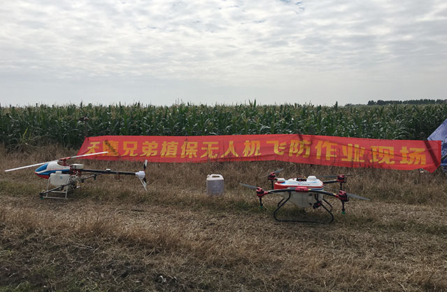 湛江遂溪玉米植保用上無(wú)人機(jī)插圖1 搭載12公斤藥物的植保無(wú)人機(jī)