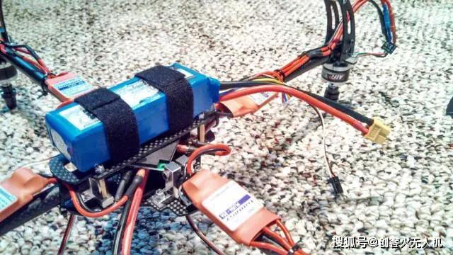圣墟教你如何組裝四軸無人機(jī)插圖5 電子調(diào)速器固定在機(jī)架上