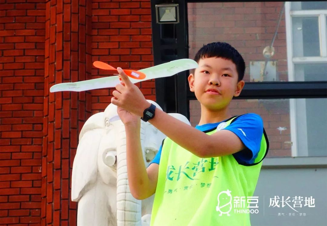 無(wú)人機(jī)冬夏令營(yíng)-《飛行工程師》無(wú)人機(jī)冬夏令營(yíng)3日營(yíng)方案插圖1 螺旋槳飛機(jī)試飛