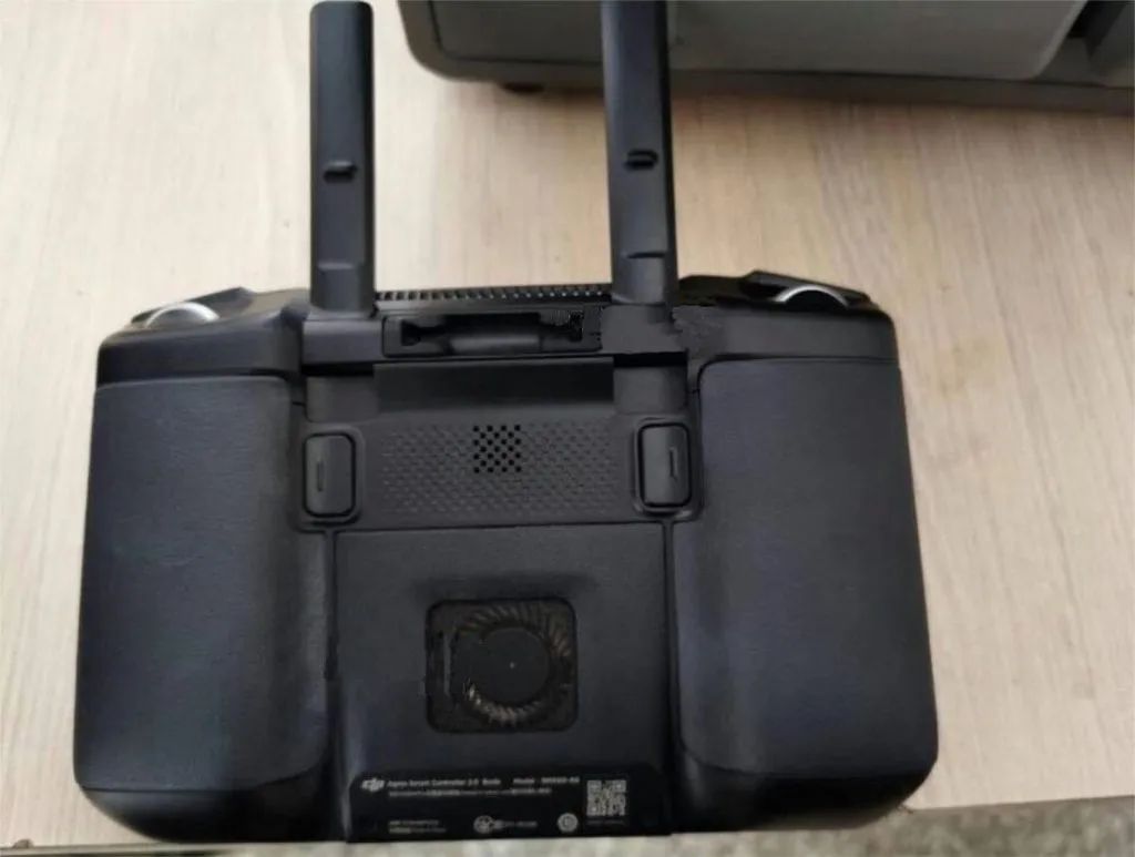 外媒曝料:疑似大疆Mavic3無人機遙控器照片流出插圖 外媒曝料:疑似大疆Mavic3遙控器照片流出