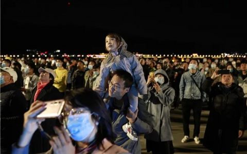 多圖高清！200架無人機(jī)昆明滇池升空表演