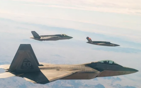 美國空軍開展F-22、F-35A、XQ-58A無人機編隊飛行數(shù)據(jù)共享測試