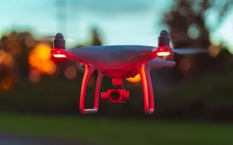 無(wú)人機(jī)與有人機(jī)相比，軍事和民用有什么優(yōu)點(diǎn)？