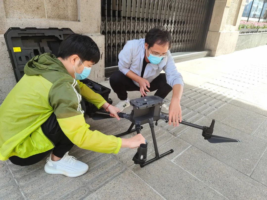 無人機為和平飯店外墻進行“體檢”(無人機外墻檢測優(yōu)勢)插圖 城市數(shù)字化轉(zhuǎn)型|這架無人機為和平飯店外墻進行“體檢”