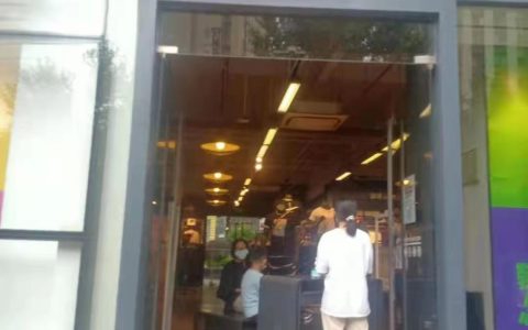 9歲男孩在云南一耐克店被搶走選中的衣服，父親稱因穿著簡陋遭歧視