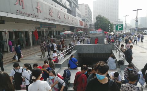 人從眾！國(guó)慶第一天，這些地方迎來(lái)了客流、車流最高峰