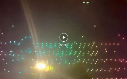 福州元宵夜多架無(wú)人機(jī)表演時(shí)失控墜落，目擊者：飛了十多秒就“炸機(jī)”