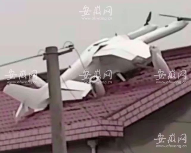 安徽寧國大型無人機墜落屋頂(無人機大約有3米長)插圖 圖片