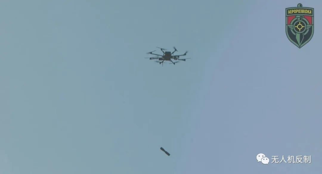 烏克蘭無人機(jī)投炸彈擊敗坦克(無人機(jī)R18對(duì)抗敵方裝甲車)插圖 圖片