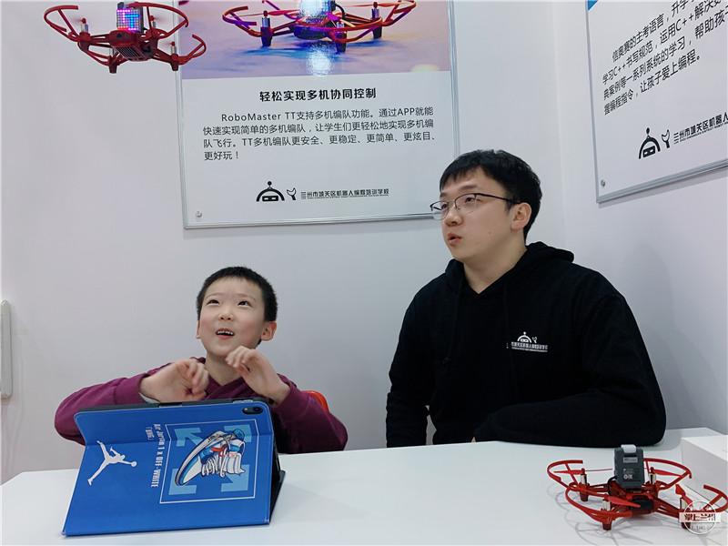 課堂外 |無人機怎么玩?聽聽機器人編程培訓(xùn)專業(yè)老師的講解插圖2 課堂外 |無人機怎么玩?聽聽機器人編程培訓(xùn)專業(yè)老師的講解