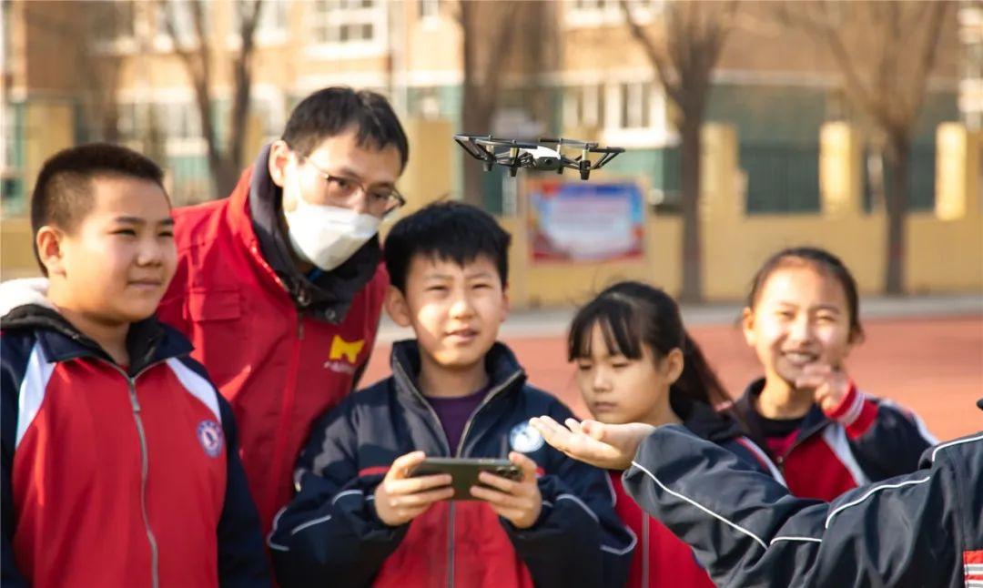 河北保定淶源燕趙學(xué)校青少年無(wú)人機(jī)科普插圖2 河北保定淶源燕趙學(xué)校青少年無(wú)人機(jī)科普